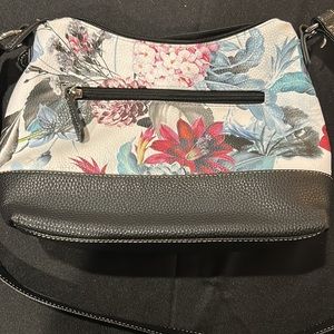 Stone Mountain floral bag with multiple pockets.